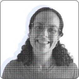  imagem mostra uma mulher sorridente, de cabelos cacheados e óculos, com um efeito pixelizado que dá textura à foto. O fundo é claro e as bordas são arredondadas.